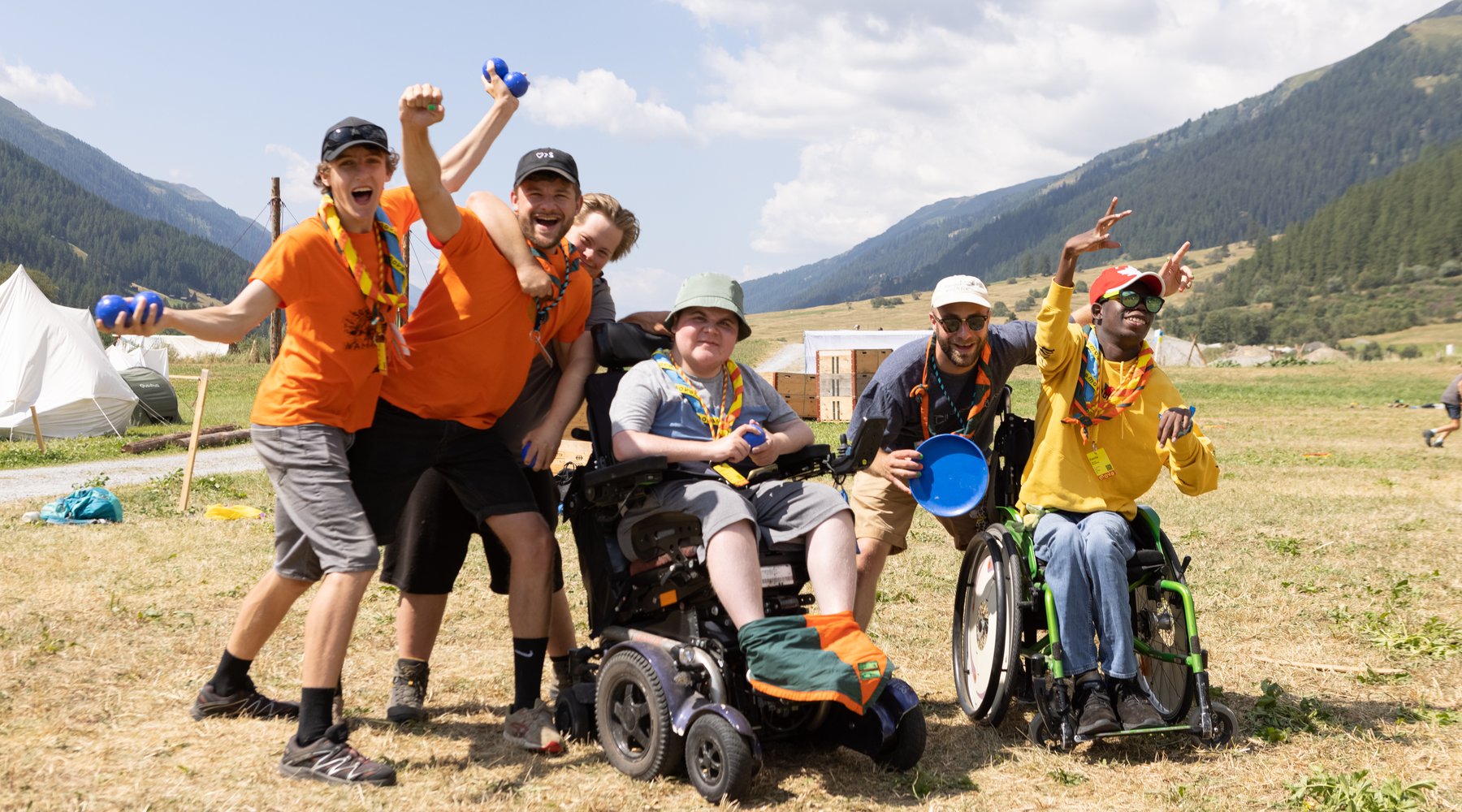 Kind im Rollstuhl mit Leiterin